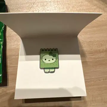 오사카 간사이 만박 헬로키티 일본관 시크릿 핑 배지 디지털 규조류