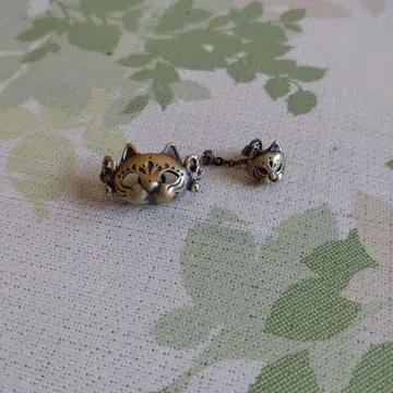 고양이 디자인 귀걸이(한쪽용)와 같은 디자인의 목걸이 탑 2세트