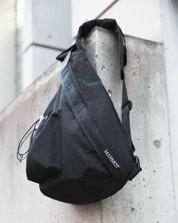 새상품급 MARMOT CAPITAL SLING BAG BLACK