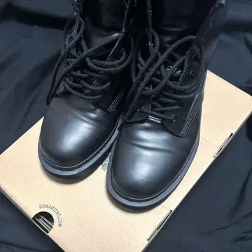 닥터마틴 1460 모노 8홀 부츠