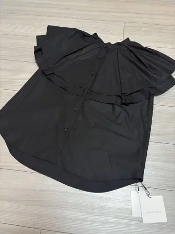 CAPRICIEUX LE'MAGE 블랙 슬리브리스 셔츠