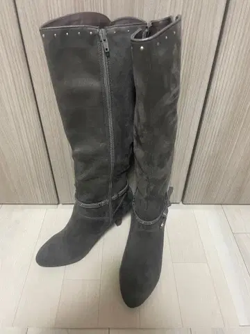 [ 24.0cm 미사용 새상품 ] 스터드 장식 그레이 스웨이드 롱 부츠