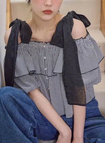 NICE CLAUP 어깨 리본 블라우스