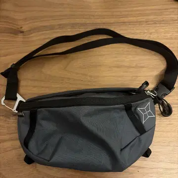 PAAGO WORKS SWITCH M 바디백 그레이