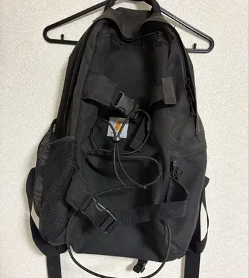 Carhartt 블랙 메쉬 포켓 부착 백팩