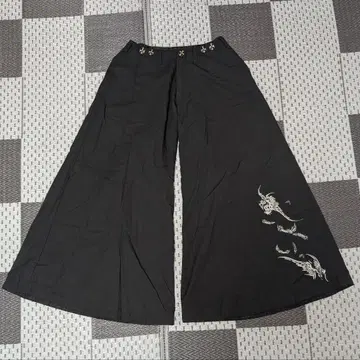 Sixh. 자수 디자인의 블랙 가우초 팬츠