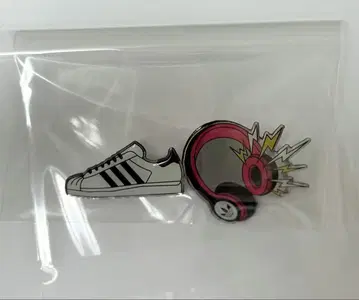 adidas 핀 배지 2개