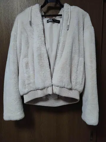 [ 새상품급 ] ZARA 후드 부착 크림색 에코 퍼 자켓