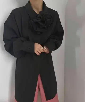 Ameri ROSE CORSAGE BLOUSE