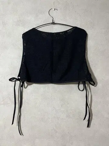 유노이아 시스루 레이스 무늬 베스트