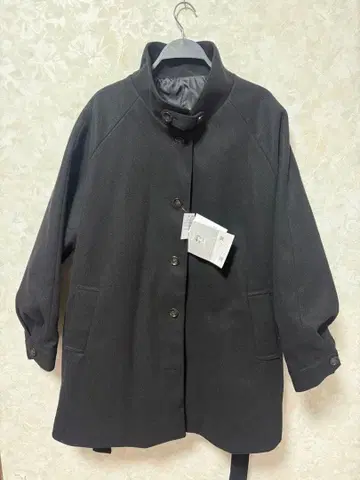 블랙 버튼이 달린 롱 코트
