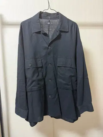 HARE 블랙 포켓 부착 긴팔 셔츠