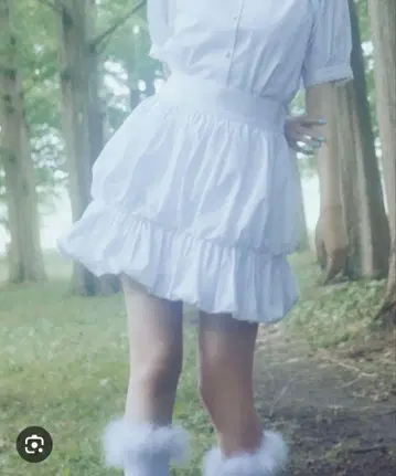 Romansual 프릴 장식 화이트 미니 스커트