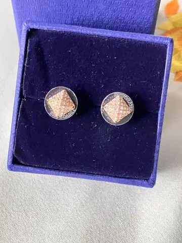 SWAROVSKI 스와로브스키 귀걸이 [양쪽 귀용] 피라미드 비쥬
