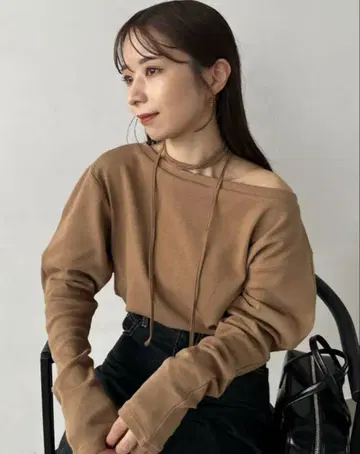 카프리슈 마쥬 초커 보트넥 롱T 카멜