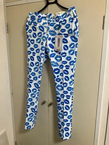 LOUDMOUTH 립 프린트 팬츠