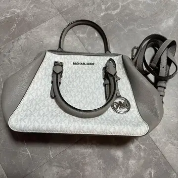 MICHAEL KORS 화이트 그레이 핸드백