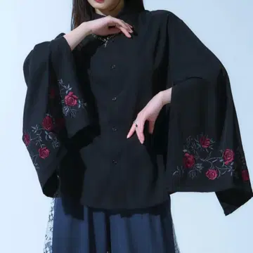 엘르 로제트 2웨이 암 슬릿 플라워 자수 셔츠 블랙 셔츠 모드 스타일