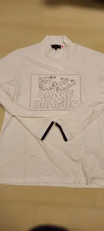 부드러운 소재 Dance with Dragon 모크넥 셔츠 3 화이트