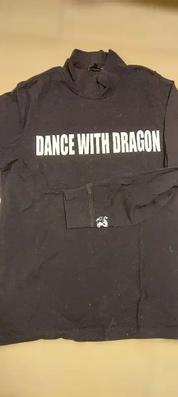 스테디셀러 DANCE WITH DRAGON 블랙 긴팔 터틀넥 셔츠