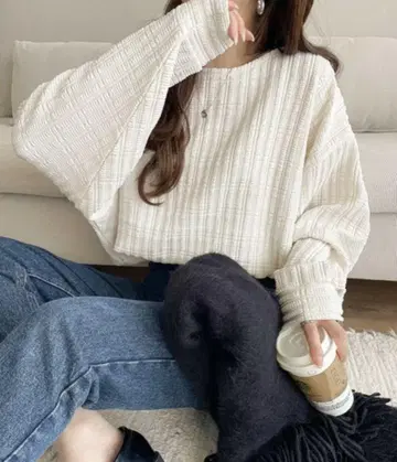 여유로운 실루엣으로 내추럴 무드를 더하다. 플레어 자카드 상의 (긴팔)
