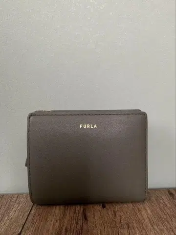 훌라 FURLA 2025년 신상 누볼라 Nuvola 접이식 지갑 새상품급