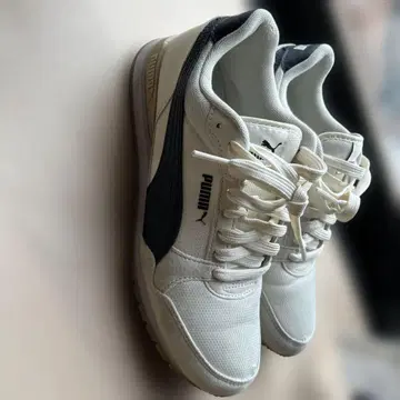 PUMA 화이트/블랙 스니커즈