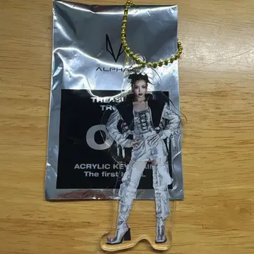 XG CHISA ACRYLIC KEYCHAIN 키링