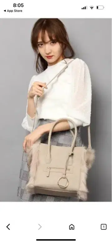 퍼 달린 베이지 숄더백