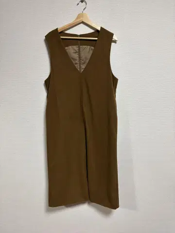 브라운 슬리브리스 무릎 기장 원피스