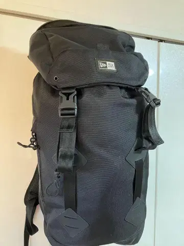 NEW ERA 블랙 백팩