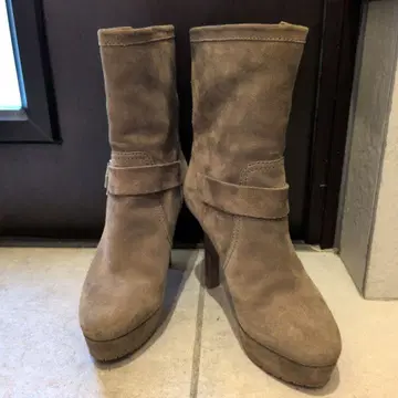 JIMMY CHOO 베이지 스웨이드 부츠