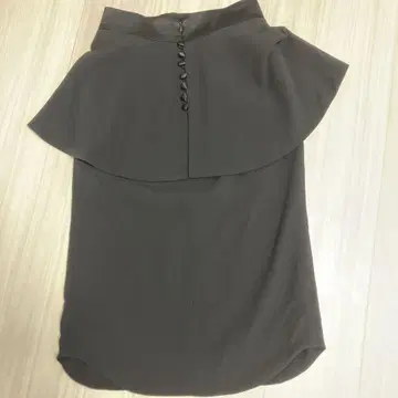 마메쿠로구치 슬릿 페플럼 스커트 블랙