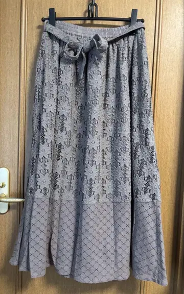 레이스 무늬 그레이 플레어 롱 스커트