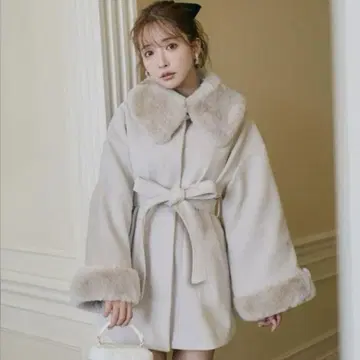 리본 벨트 퍼 티펫 포함 플레어 코트
