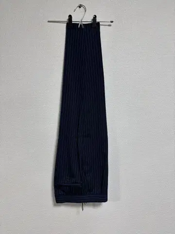 네이비 스트라이프 테이퍼드 슬랙스
