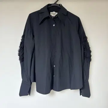 HOUGA 프릴 장식 블랙 긴팔 셔츠