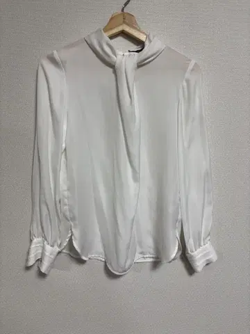 MICHEL KLEIN 화이트 리본 블라우스