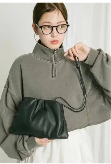 합성 피혁 숄더백