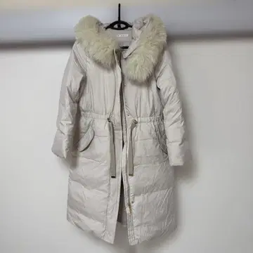 퍼 달린 아이보리 다운 코트