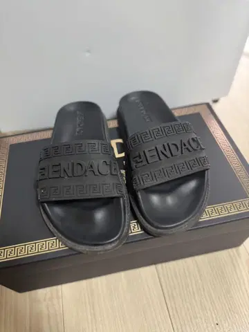 FENDACE 블랙 샌들 로고