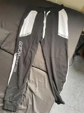 GOTCHA 조거 팬츠 블랙과 화이트
