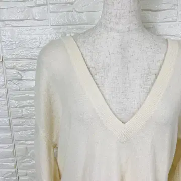 LOVE & CASHMERE 아이보리 V넥 스웨터