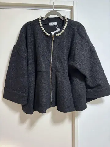 택 포함 새상품 myu 펄 옷깃 부클 페플럼 코트