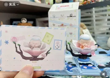 아기 피규어 벚꽃 위에