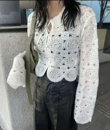 UND LACE LIKE KNIT SHORT TOP