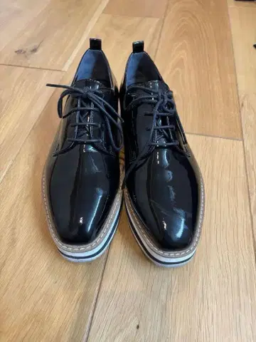 다이애나 블랙 광택 마감 통굽 신발