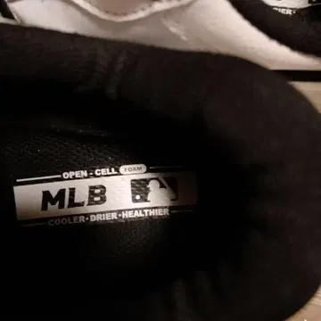레어  MLB 화이트/블랙 스니커즈