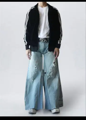 리메이크 데님 라이트 블루 와이드 레그 데님 팬츠