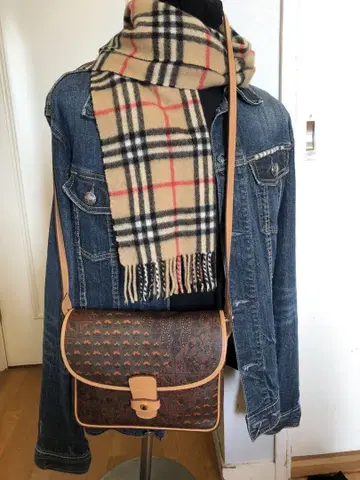 Escada 꽃무늬 엠보싱 가공 숄더백